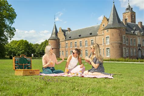 Rubin en lente gaan picknicken in het park. Picknicken | Visit Limburg