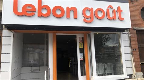 A steak szendóban az ember elsőre ugyan meg sem mondaná, de nagyon vékonyra szeletelt húsok kaptak helyet, egy jó kis ráolvasztott cheddar sajt társaságában. Il ouvre un restaurant avec un salon à chicha au sous-sol