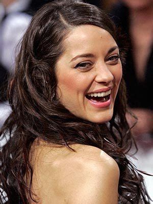 And he has that darkness inside. it's amazing to work on christopher nolan's set. Marion Cotillard aux côtés de Batman - Toutelaculture