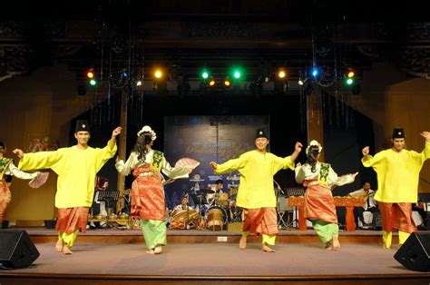 Tarian mak yong merupakan sejenis tarian melayu tradisional. Pakej Perkahwinan, Hari Raya, Puasa, Live Band Kebudayaan ...