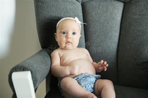 Bei neugeborenen kann schwarzer stuhl mekonium sein. Baby Weiße Flocken Im Stuhl : Place Wohnzimmerstuhl ...