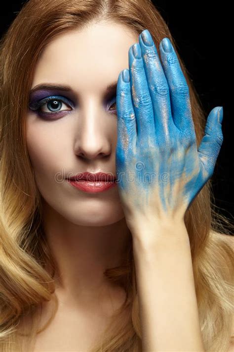 Get inspired by our community of talented artists. Frau Mit Dem Langen Cyan-blauen Haar Stockfoto - Bild von ...