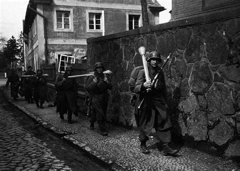 En 1937 richard von weizsäcker hizo el bachillerato en el gymnasium bismarck de berlín y fue jefe de escuadra en las juventudes hitlerianas. JUVENTUDES HITLERIANAS EN LAUBAN, 1945. - WW2 en Imágenes ...