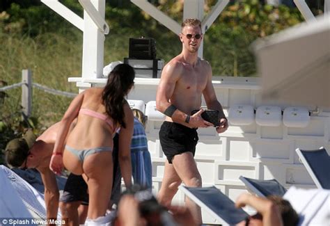 Kinoshita kazuya is a regular college student who was just dumped by his girlfriend for another guy. Joe Hart tries not to ogle bikini-clad woman on the beach ...