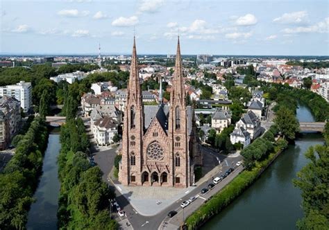 Capital and largest city of grand est, france; Strasbourg fait bloc derrière Neustadt