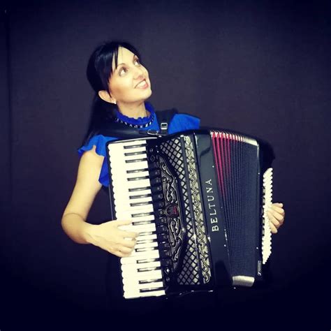 Sandra milosevic sandra milosevic uz orkestar ljube keselja svira povodjansko kolo tomice miljica label and. ボード「アコーディオン」のピン