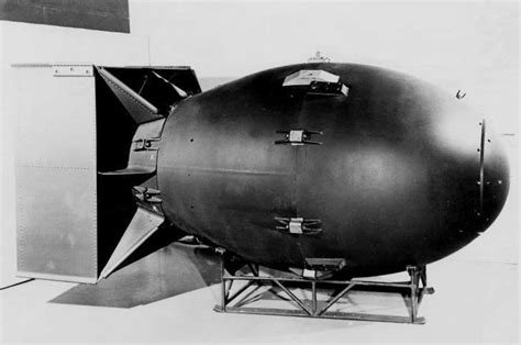 Dafür hat die weibliche seite andere naturgegebene stärken, wie die fingerfertigkeit und auch die geschicklichkeit, obendrein auch noch die weiblichen waffen und ist so. Taucher findet verloren geglaubte US-Atombombe | Atombombe ...