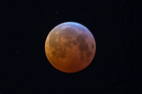 Un eclipse lunar total tiene lugar cuando la tierra pasa entre la luna y el sol generando una sombra sobre la luna. 'Blood moon' lunar eclipse tonight