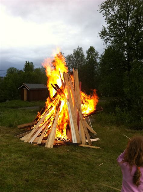 This tradition dates from the time of the vikings and is still hugely popular in denmark, bringing together people of all ages and backgrounds. Sambandet: St.Hans-feiring på Livoll i bilder