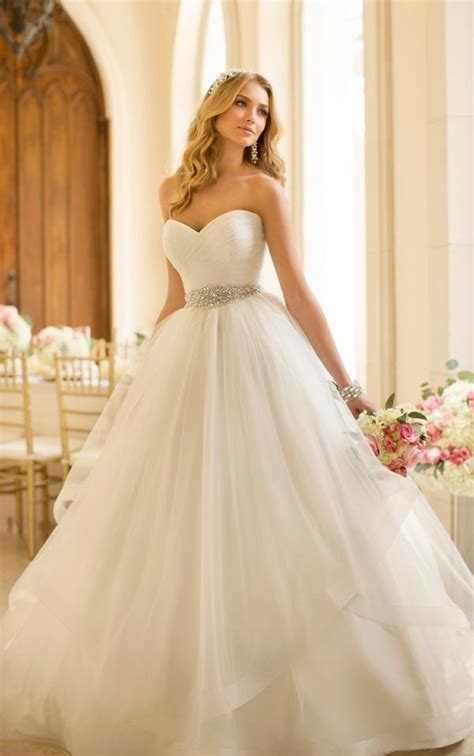 Die kirchliche trauung im hochzeitkleid das klassische weisse oder cremefarbene brautkleid ist in der kirche das absolute muss. 140 Bilder - Einzimmerwohnung einrichten! | Klassisches ...