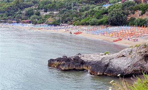 Le spiagge di marina di camerota assumono tratti completamete differenti da spiaggia a spiaggia, si passa dalla sabbia finissima a ghiaia e ciottoli a scogliere a picco sul mare. Marina di Camerota: vacanze tra spiagge, eventi e ...