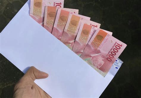 mimpi diberi uang kertas