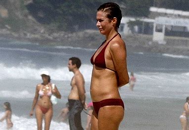 Sadi mostra barriga de gêmeos e comenta bbb: Andréa Beltrão curte praia sozinha no Rio de Janeiro | OFuxico