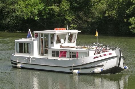 U této lodě jistě oceníte velkou posuvnou střechu a mnoho oken, ze kterých je krásný výhled do okolí. Pénichette 935 W - Locaboat Holidays - Polen ...