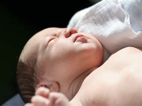 Bayi baru lahir, umumnya memiliki kecenderungan kuning karena organ hatinya belum berfungsi sempurna dalam mengolah bilirubin. Manfaat Menjemur Bayi di Pagi Hari yang Perlu Diketahui ...