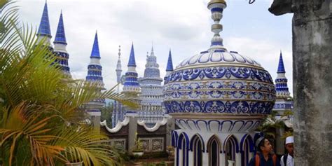 Lawang sewu merupakan destinasi wisata sejarah di semarang peninggalan kejayaan bangsa belanda. √ Keindahan Arsitektur Wisata Populer Masjid Lawang Sewu ...