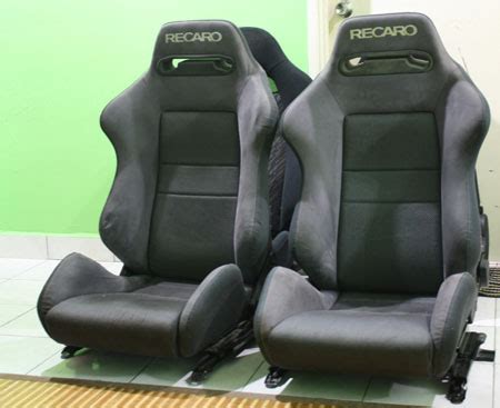 The bottom part is designed for fat people and if you are normal size, you will slide off. Dingz Garage: Seat Recaro Evo 3 complete 4 set