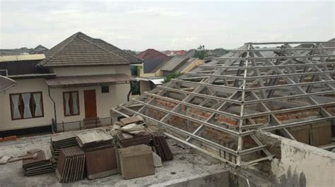 Pasang atap baja ringan, aneka genteng, gypsum, dll. Jasa Pasang Atap Galvalum Surabaya