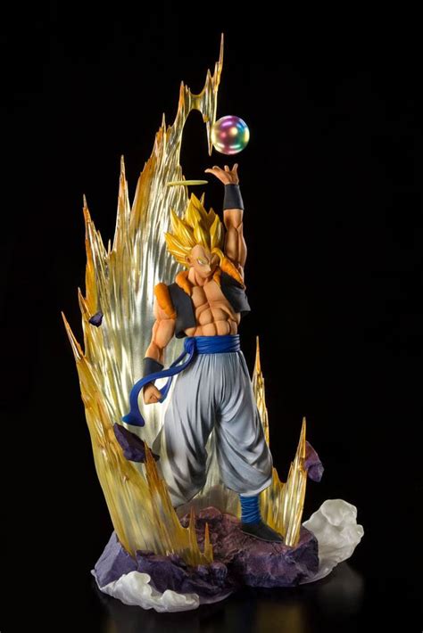 The special attack that instantly destroyed his strong enemy, janemba, is reproduced in a massive 11.2 inch scale. Dragon Ball Z Fusion Reborn FiguartsZERO PVC Statue Super Saiyan Gogeta