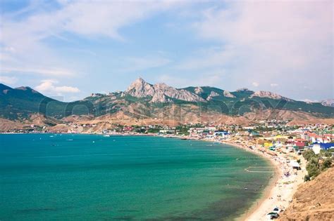 Es gab zwar einen machtwechsel, aber das system ist das gleiche geblieben. Sommer Landschaft mit Bergen und Meer Koktebel , Krim ...