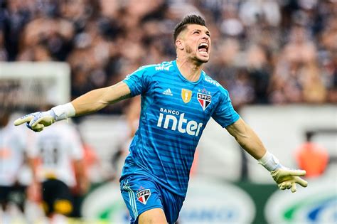 O goleiro atuou pelo querétaro de 2015 a 2018 e em 2019 assinou com o são paulo por empréstimo, para ser adquirido em definitivo no final do mesmo ano. SPNet - Volpi se diz adaptado ao São Paulo e não vê baixas ...