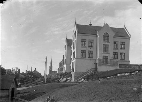 Det kreves at du har tilgang til tjenesten for å få sett disse informasjonselementene. Nye Breidablikk skole i Haugesund, ved siden av "gamle ...