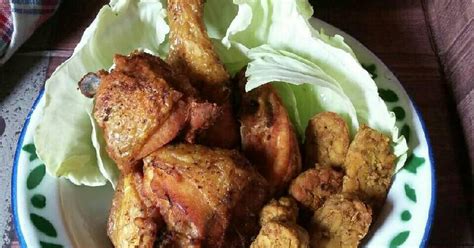 Ayam goreng ungkep memakai bumbu kuning yang gurihnya bakal meresap ke dalam daging. Resep Ayam Goreng Kampung Ungkep - Alona Nov