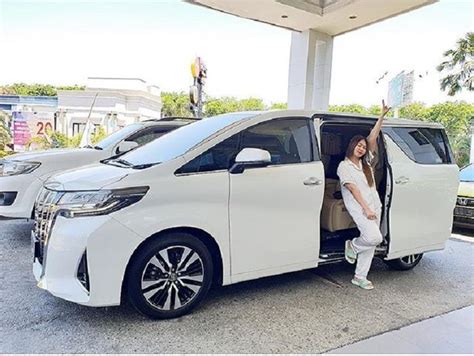 Via vallen tanggal lahir : Beda Koleksi Mobil Via Vallen & Nella Kharisma, Warna ...
