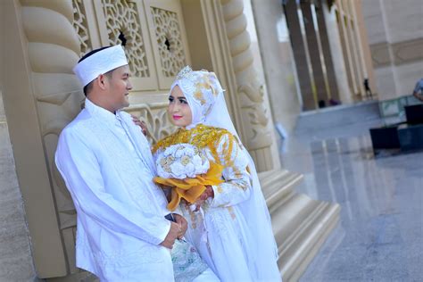 Seperti konsep prewedding islami dari selebgram dwi handayani dengan pasangannya, mereka menggunakan outfit kain mereka mengenakan outfit casual dengan warna senada dan berlatar belakang sebuah kafe. Ide Populer Untuk Prewed Di Masjid | Gallery Pre Wedding