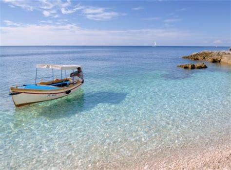 A pie, en la playa se las playas de arena en croacia no son comunes a lo largo de las costas rocosas del país, y los que. Playas nudistas de Croacia