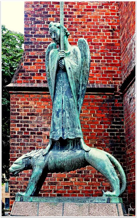 Although he was a supporter of the war in the years leading to world war i, his participation in the war made him change his position, and he is mostly known for his sculptures protesting against the war. Kiel - St. Nikolai - Skulptur von Ernst Barlach Foto ...