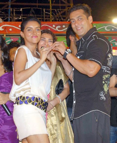 Salman khan is known to extend more than just a helping hand to his girlfriends. Hamara Net: Salman Khan With His New Girlfriend Zareen ...