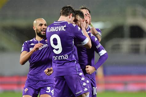 Sinistro a giro dalla destra di pedro pereira e colpo di testa schiacciato, sul secondo palo, del bomber. Serie A, Fiorentina-Crotone 2-1: Bonaventura e Vlahovic ...