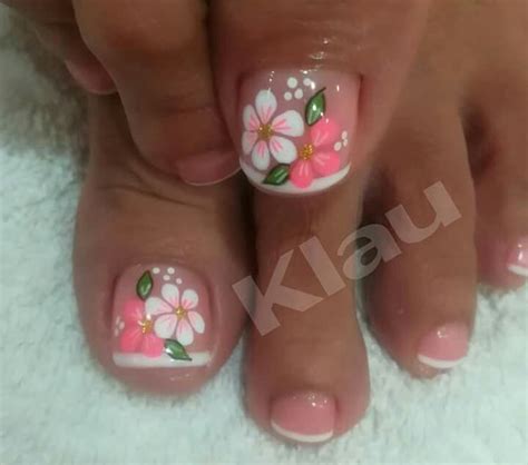 Las chicas más femeninas y que aman la primavera, pueden hacerse este tipo de diseños, desde un concepto básico de un girasol o una rosa, son parte de los diseños más importantes que te puedas encontrar. Catalogo De Uñas Decoradas De Los Pies Sencillas ...