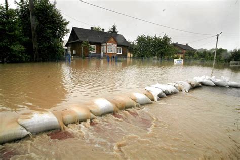 Cầu dębnicki là một cây cầu ở kraków trên sông vistula nối liền phố cổ krakow và zwierzyniec với dębniki (đường marii konopnickiej). Powódź w południowej Polsce