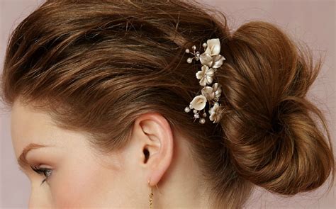 Un richiamo al giardino e alla natura con il suo splendido motivo floreale, il fermaglio giardino segreto è stato realizzato per la sposa spensierata e sognatrice che. Fermagli per capelli sposa | Vogue Italia