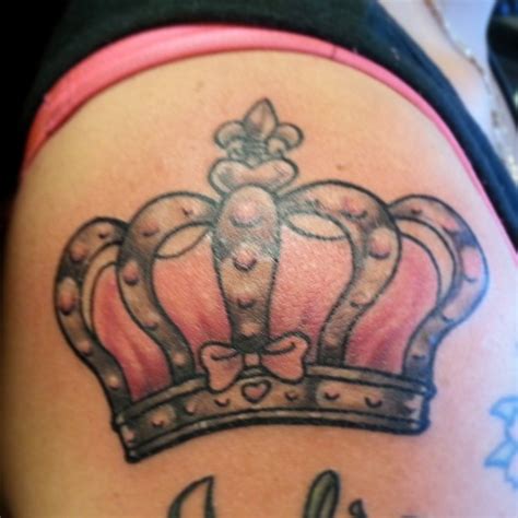 Logo de queen para @melpereyra00 y primer tattoo de @wanzor_art en titanium!! 19+ Queen Band Tattoos