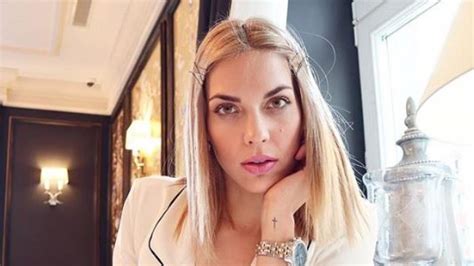 Η αγαπημένη παρουσιάστρια μαντώ γαστεράτου ενώθηκε με τα ιερά δεσμά του γάμου με τον επιχειρηματία νίκο ισηγόνη στο γραφικό ξωκλήσι του άγιου νικολάου στην. Ξέσπασε η Μαντώ Γαστεράτου: «Με φώναζαν π@ύστη γιατί ...