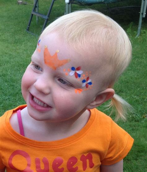 Rotaryclub purmerend brengt oranje vreugde bij ouderen. Klaar voor de Koningsdag. Schmink kroon. | Schminken ...