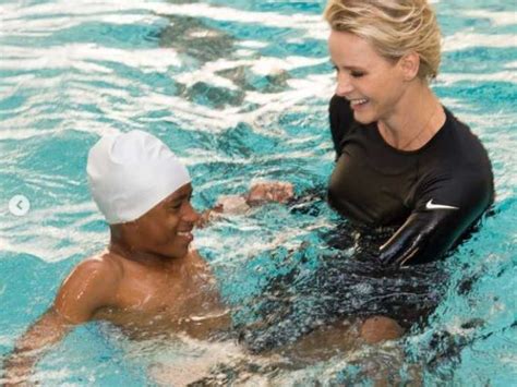 Da grande atleta qual è sempre stata, la principessa charlene di monaco si è spesa moltissimo sono ormai diversi anni che il suo impegno è dedicato proprio ai pericoli dell'acqua, favorendo l'insegnamento del nuoto e contribuendo così a. Charlene di Monaco, mamma e sportiva per una giusta causa ...