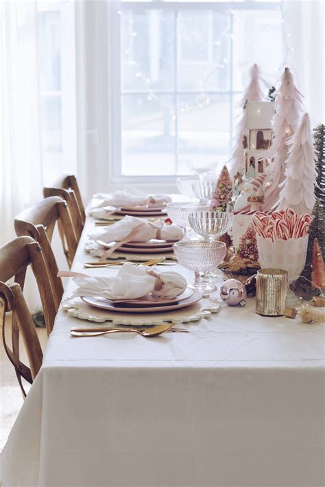 Take a look at this adorable pink christmas party! Pink Christmas Table Decorations: A Pink Wonderland Dinner ...