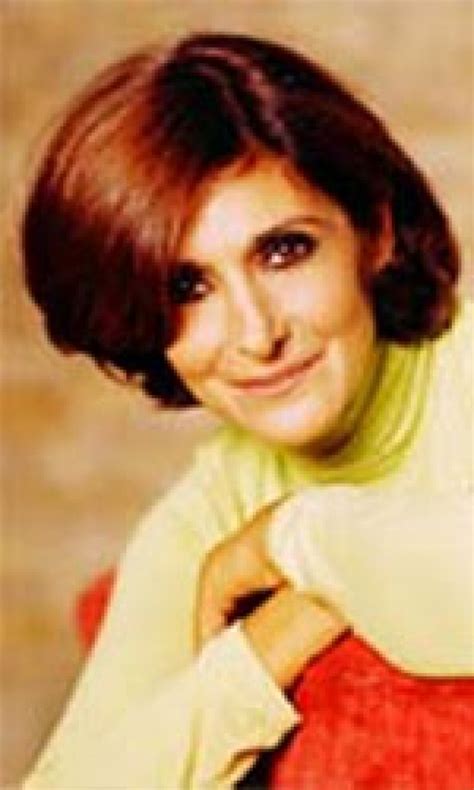 Anna rita marchesini (né le 19 novembre 1953 à orvieto, italie et mort le 30 juillet 2016 à orvieto, italie) était une actrice de cinéma, comédienne de théâtre, doubleuse, écrivaine et imitatrice italienne. Anna Marchesini in Giorni Felici