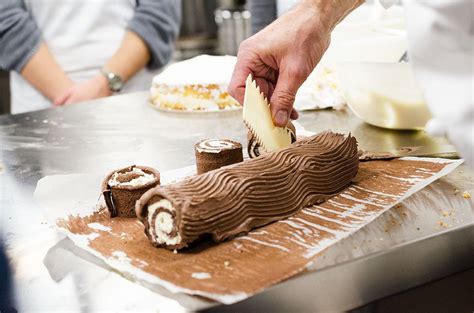 Le specie non sono molte, in le rose di natale sono piante originarie di zone montuose e collinari, e non amano in modo eccessivo il caldo; Corso amatoriale - Dolci Fantasie di Natale | Dolci ...