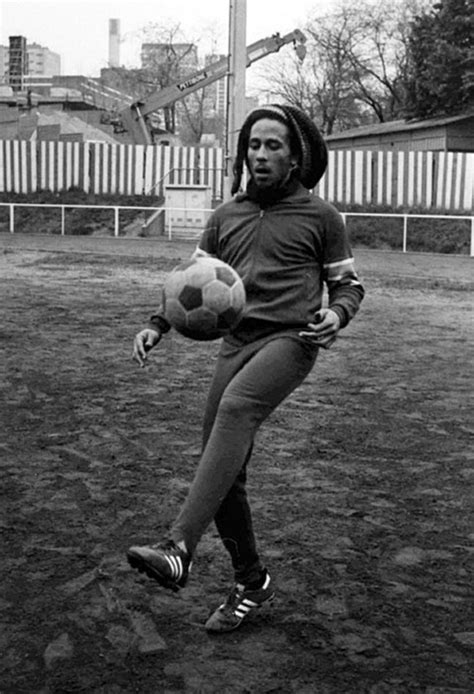 The song 'the little birds'by bob marley has become an unofficial anthem for ajax fans. Bob Marley - De voetbalfoto's - FootballCulture