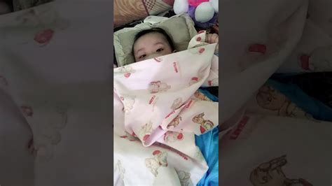 Bayi minum susu sendiri - YouTube