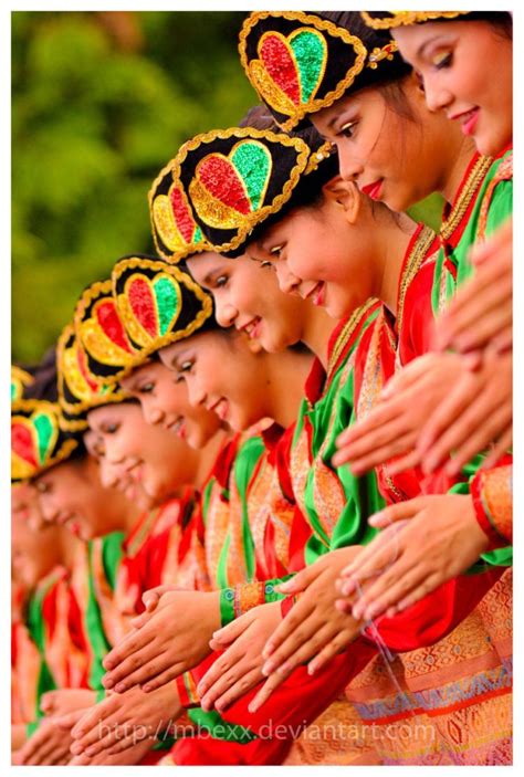 Pola lantai tari indang adalah horizontal (lurus) penari berbaris membentuk garis lurus ke samping. Pola Lantai Tari Saman Aceh Dan Gambar Pola Lantai : Tari ...