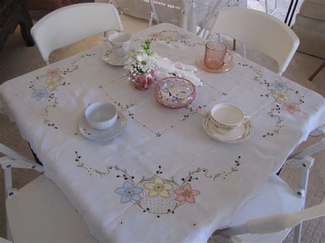 The most informal table settings generally have few. Vintage table settings | Vintage table setting, Vintage ...