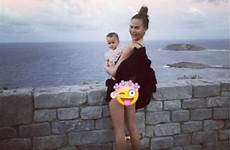 butt mom daughter chrissy teigen nsfw pic instagram booty posts fit