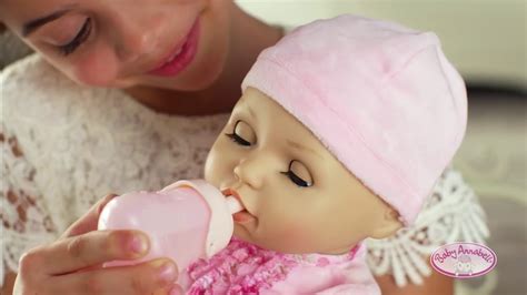 Close up annabelle puppe detailgetreu mit stoffkleidung (h: Baby Annabell® mit ihrem Sweet Dreams Bett Werbung ...