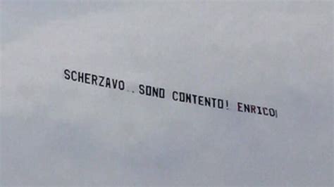 For many years the violence and crowd disorder so often. Genoa striscione aereo Preziosi sfotto Sampdoria foto